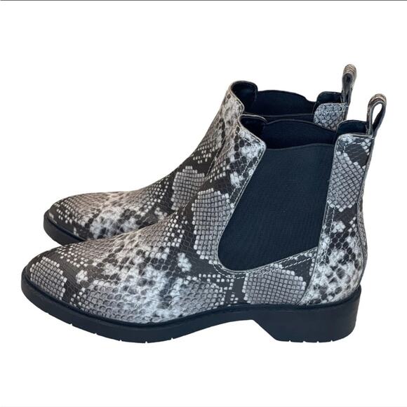 Treasure & Bond Gabriella Chelsea Black/Gray Snakeskin Slip On Pointy Toe Boots - Picture 2 of 9